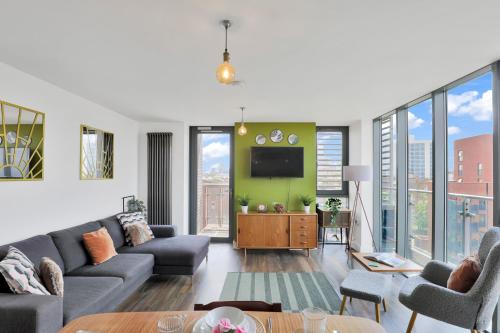 Canary Wharf Escape Stylish 2BR Canal Views & City Lights — 4-Star Luxury Hotel in London, United Kingdom