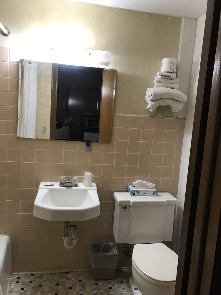 Colonial Inn Dyersville - photo 38