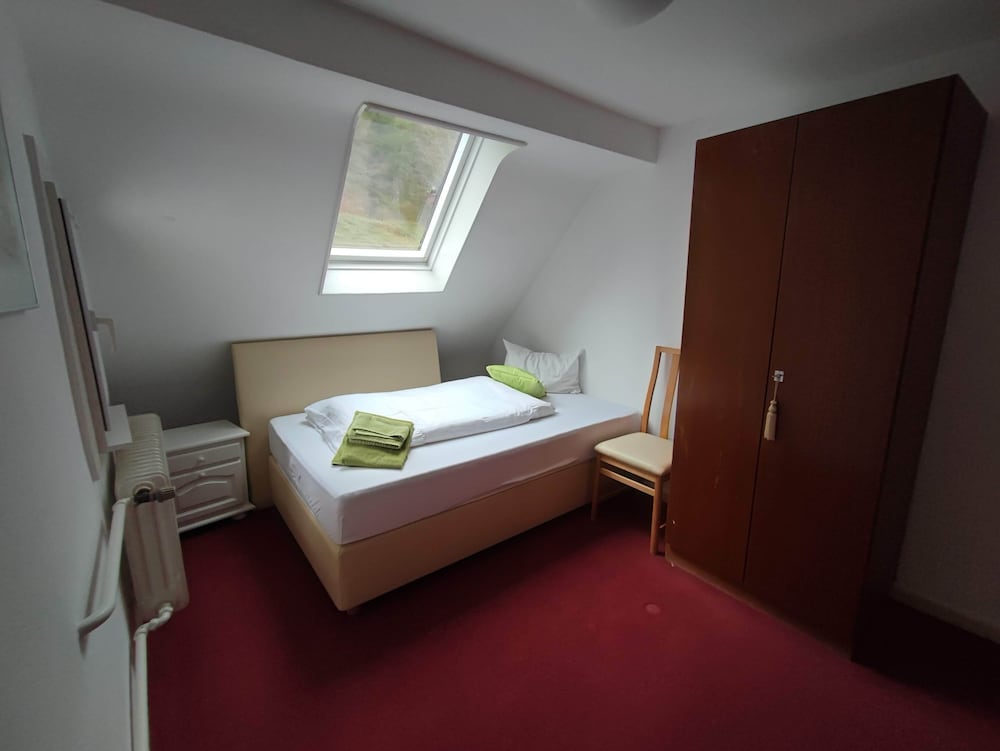 Room In Guest Room Single Room With Shared Bathroom And Kitchen — Forbach