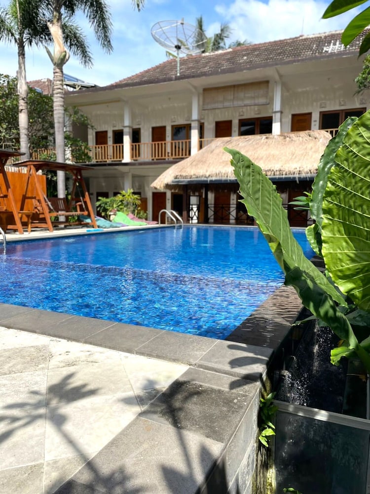 Central Inn — hotel in Senggigi