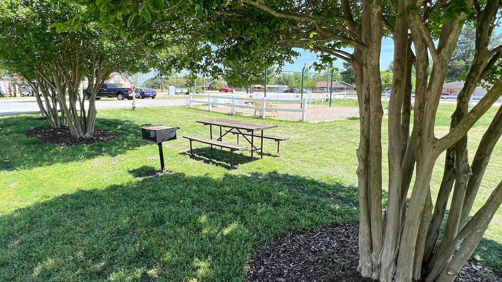 Four Oaks Lodging & RV Resort - photo 21