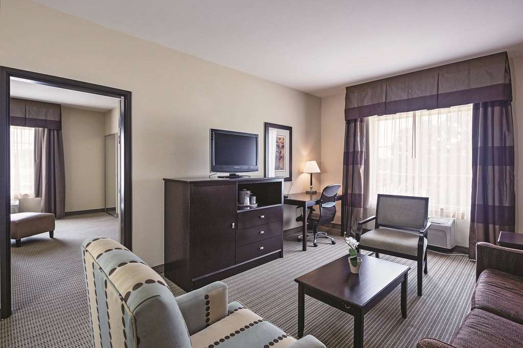 La Quinta Inn & Suites by Wyndham DFW Airport West Euless - photo 29