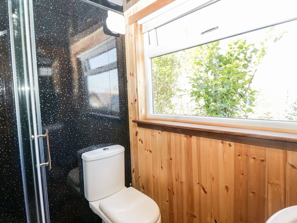 Blackbrae Cabin — Coatbridge — photo 2
