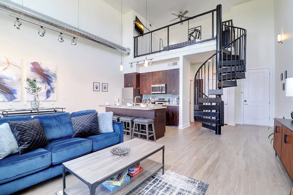 Loft With Views King Bed Close To Shop Dine Parking 4011 — Phoenix