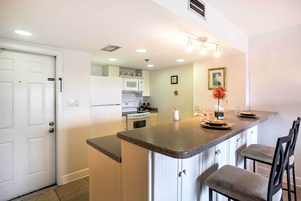 Resort Style Condo with Pool 19 Miles to Fort Myers - photo 3