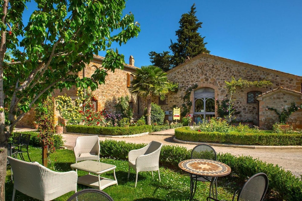 Castello di Spedaletto — 4-Star Luxury Hotel in Pienza, Italy