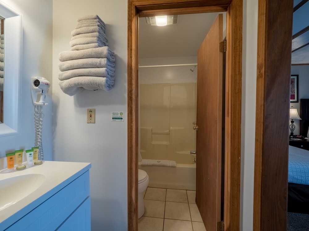 Lake 'N Pines Motel - photo 49
