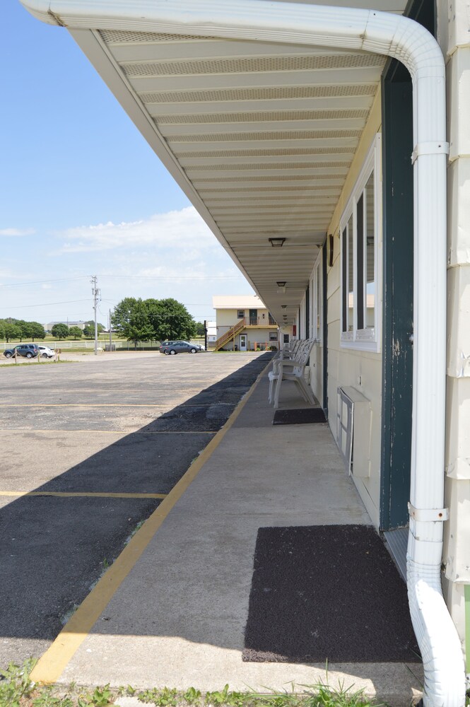 Midway Motel - photo 13
