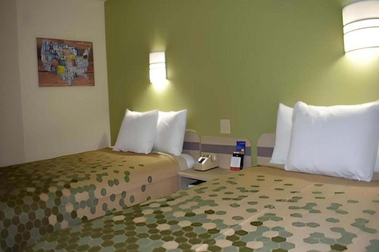 Econo Lodge Hot Springs South - photo 16