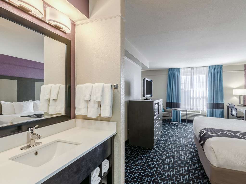 La Quinta Inn & Suites by Wyndham Kansas City Airport - photo 11