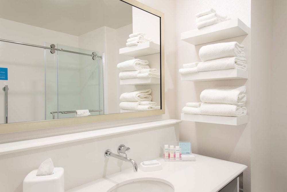Hampton Inn & Suites Grand Rapids Downtown - photo 40