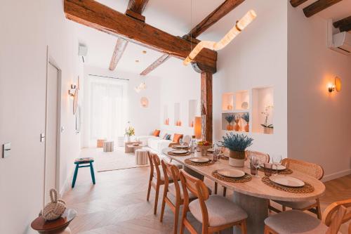 Prestigieux T6 au Vieux Port by Maison Galante — 4-Star Luxury Hotel in Marseille, France