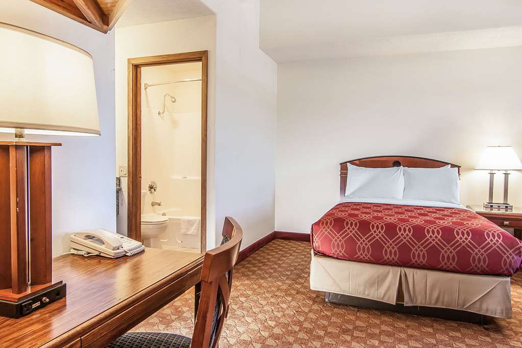 Econo Lodge Inn & Suites Madras - photo 16