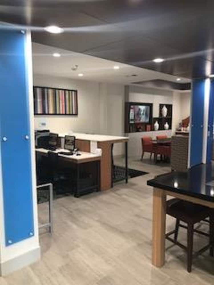 Holiday Inn Express Hotel & Suites Ennis by IHG - photo 30