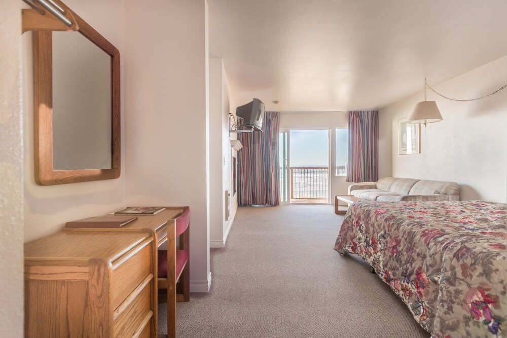 Cozy Cove Beachfront Resort Inn - photo 28