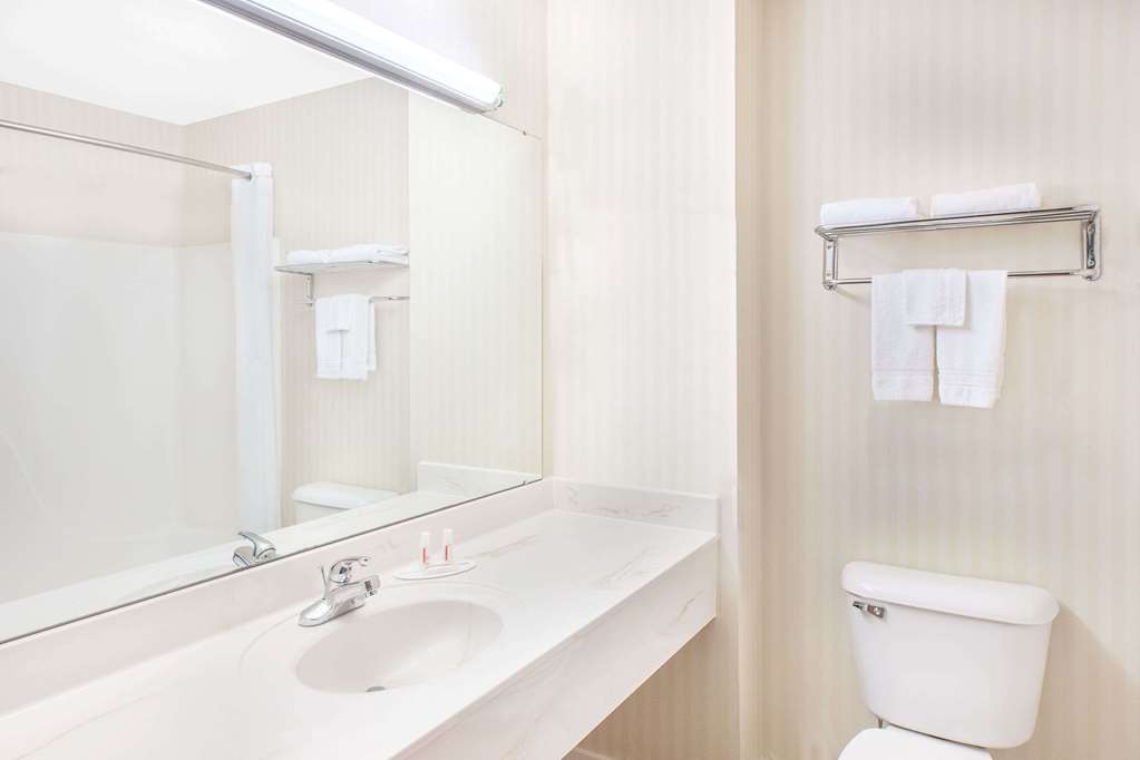 Super 8 by Wyndham Lowell Bentonville Rogers Area - photo 5