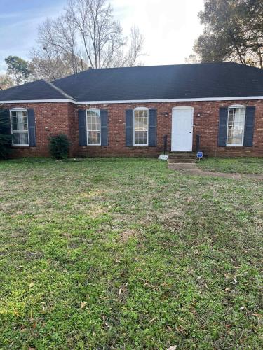 Fenced Yard Centrally Located Parkway Village Pad in Memphis, United States