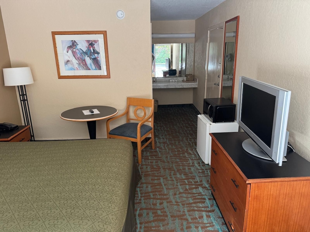 OYO Hotel Harriman near I 40 - photo 8