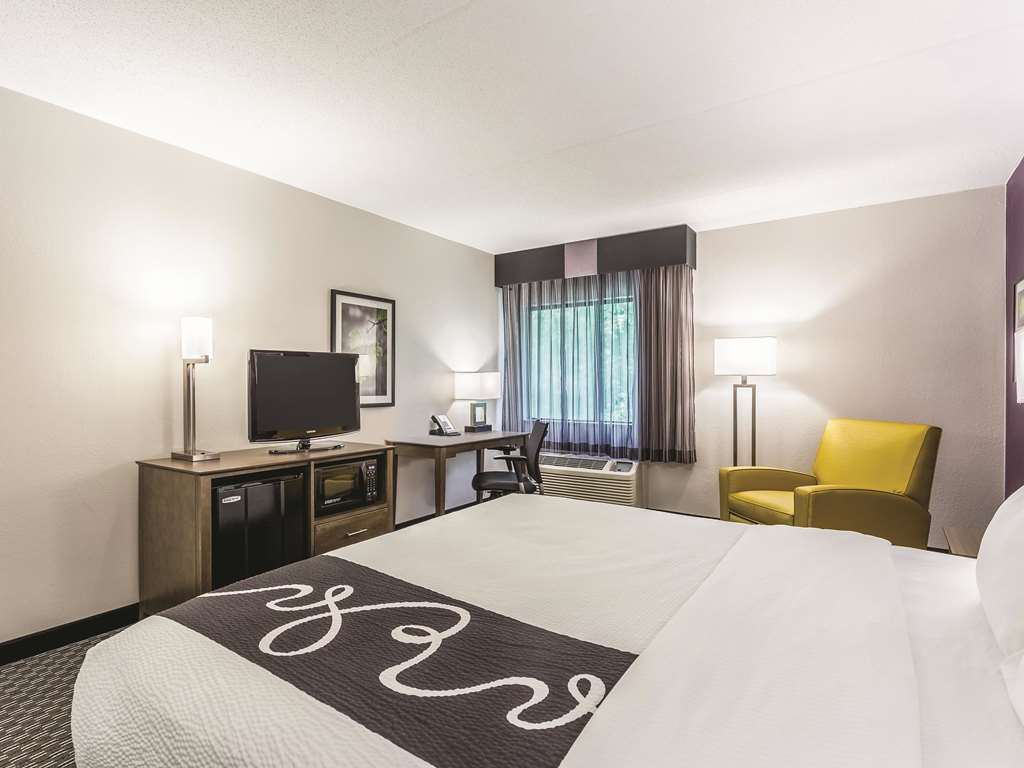 La Quinta Inn & Suites by Wyndham Columbia Fort Meade - photo 19
