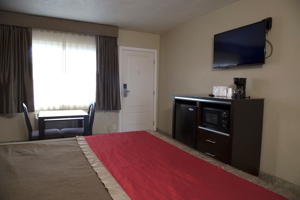 Harbor Inn & Suites - photo 9