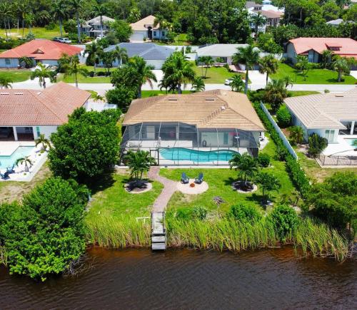 Lakefront Home Close to Bonita Springs Beaches — 4-Star Luxury Hotel in Bonita Springs, United States
