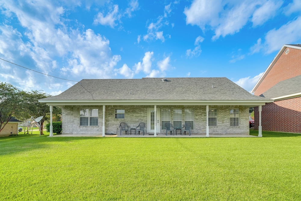 Calhoun Home w Spacious Interior & Backyard — Calhoun — photo 2