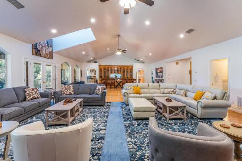 Big Oak Manor w theater hot tub sauna more in Oakhurst, United States