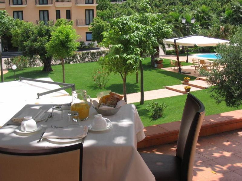 Hotel Villa Albani — 4-Star Luxury Hotel in Nocera Superiore, Italy