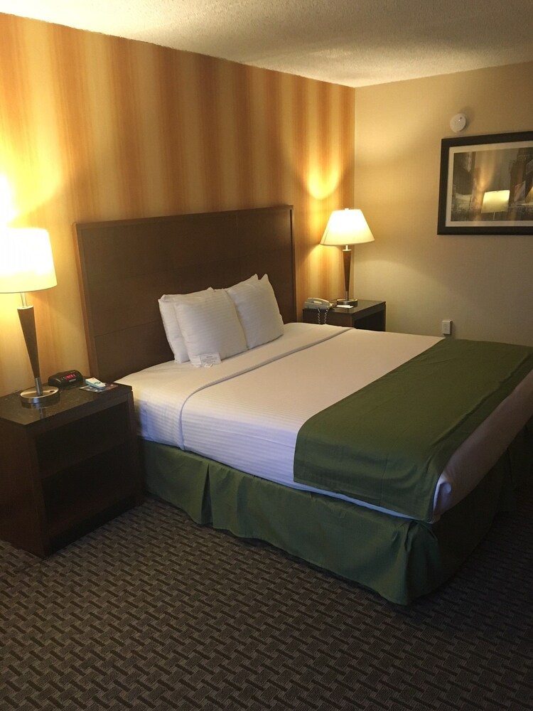 E Hotel Banquet & Conference Center - photo 20