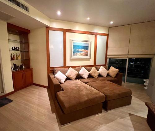 Riverside room with best view in heart of BKK