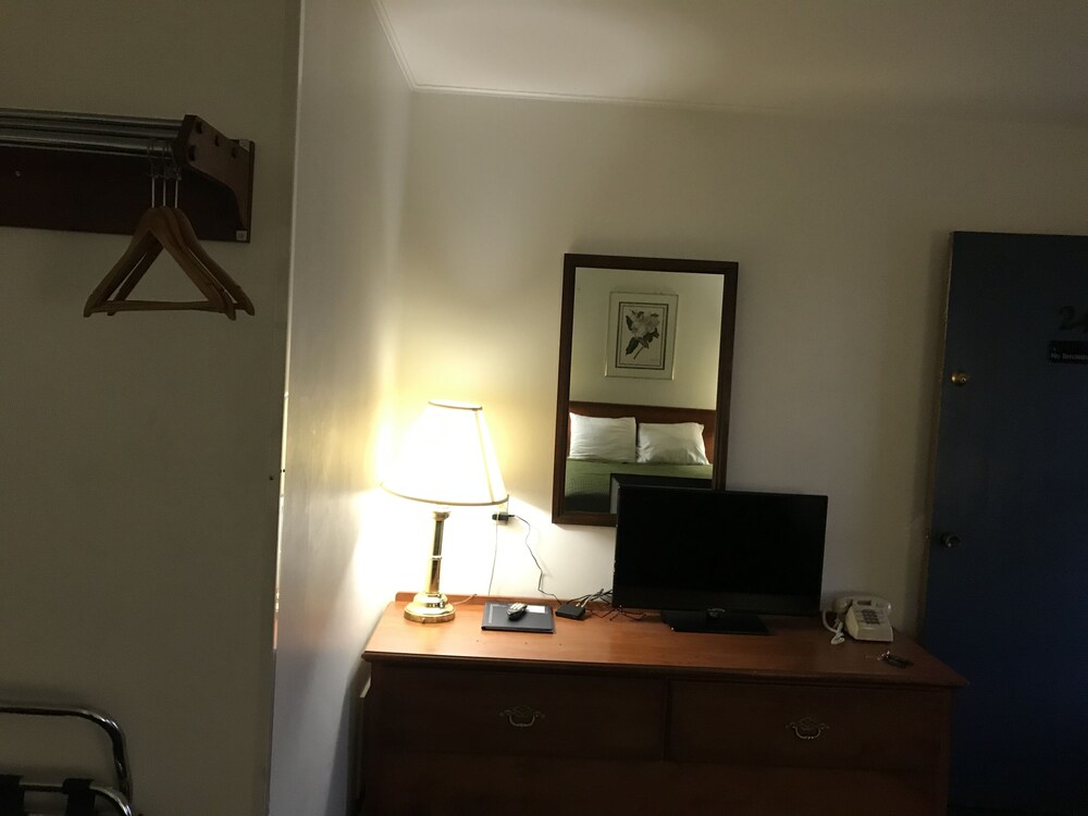 Colonial Inn Dyersville - photo 13