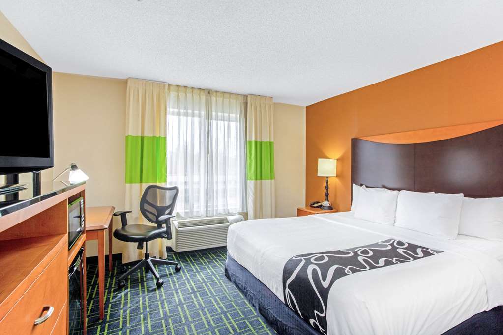 La Quinta Inn & Suites by Wyndham Manassas Battlefield - photo 34
