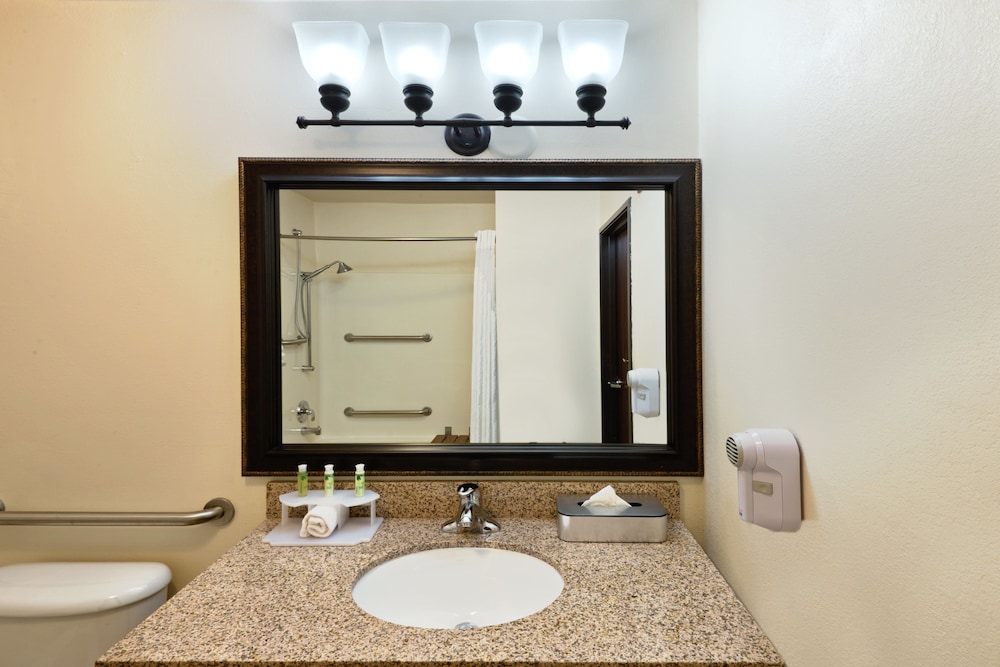 Holiday Inn Express Show Low by IHG - photo 17