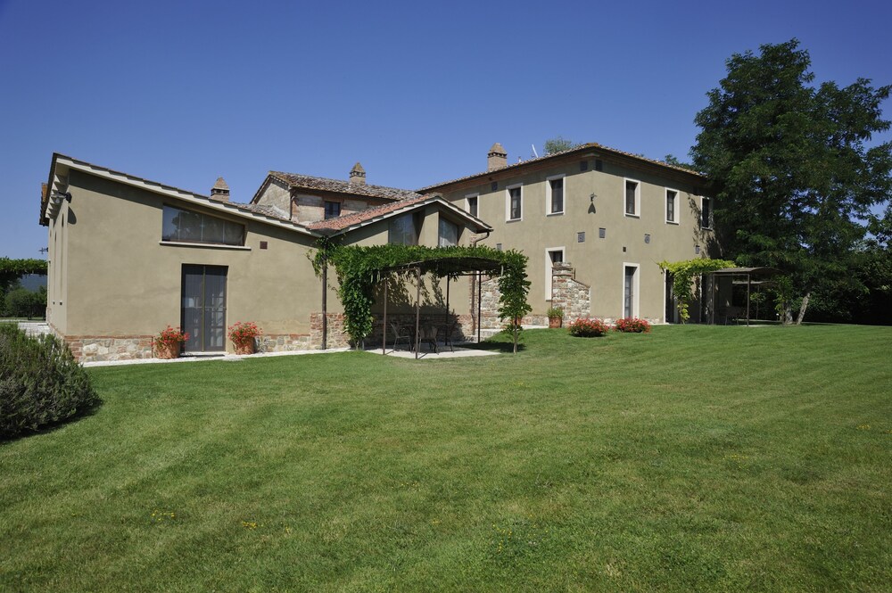 Agriturismo La Lodola — 4-Star Luxury Hotel in Asciano, Italy