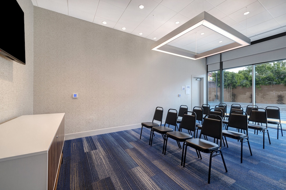 Holiday Inn Express and Suites Glendale Downtown - photo 67