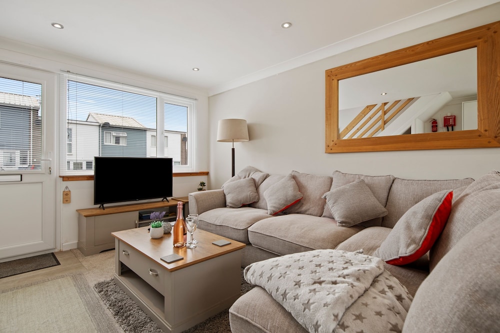 Dewis Da Short Walk From Beach Parking in Pembroke, United Kingdom