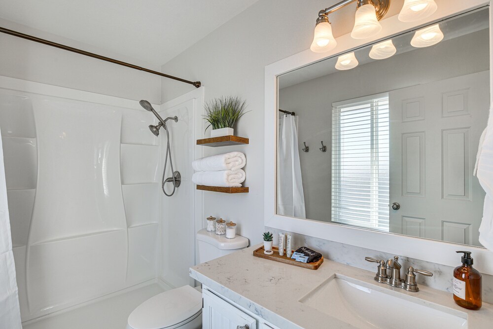 Stylish Orem Retreat w Deck Near BYU & Uvu — hotel in Orem