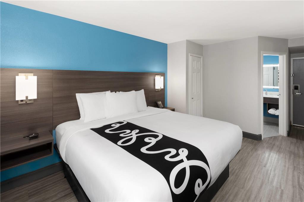 La Quinta Inn & Suites by Wyndham Houston Stafford Sugarland - photo 17