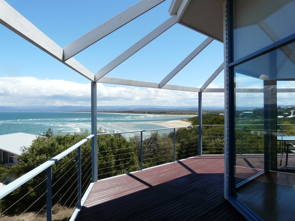 Waterline Holiday Home — 4-Star Luxury Hotel in Coles Bay, Australia