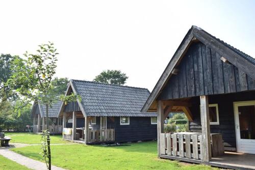 Groepsverblijf 3 Houtlodges bij elkaar op Vakantiepark De Boshoek in Voorthuizen, Netherlands