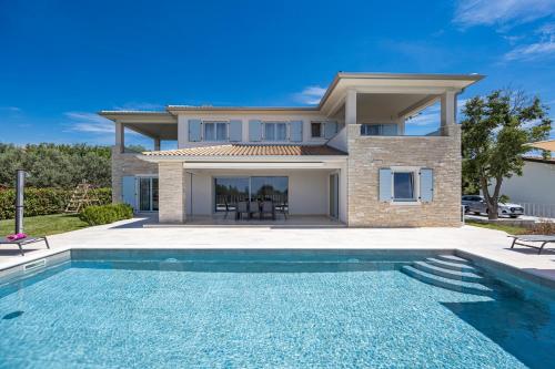 Villa Kapra — 4-Star Luxury Hotel in Tar, Croatia