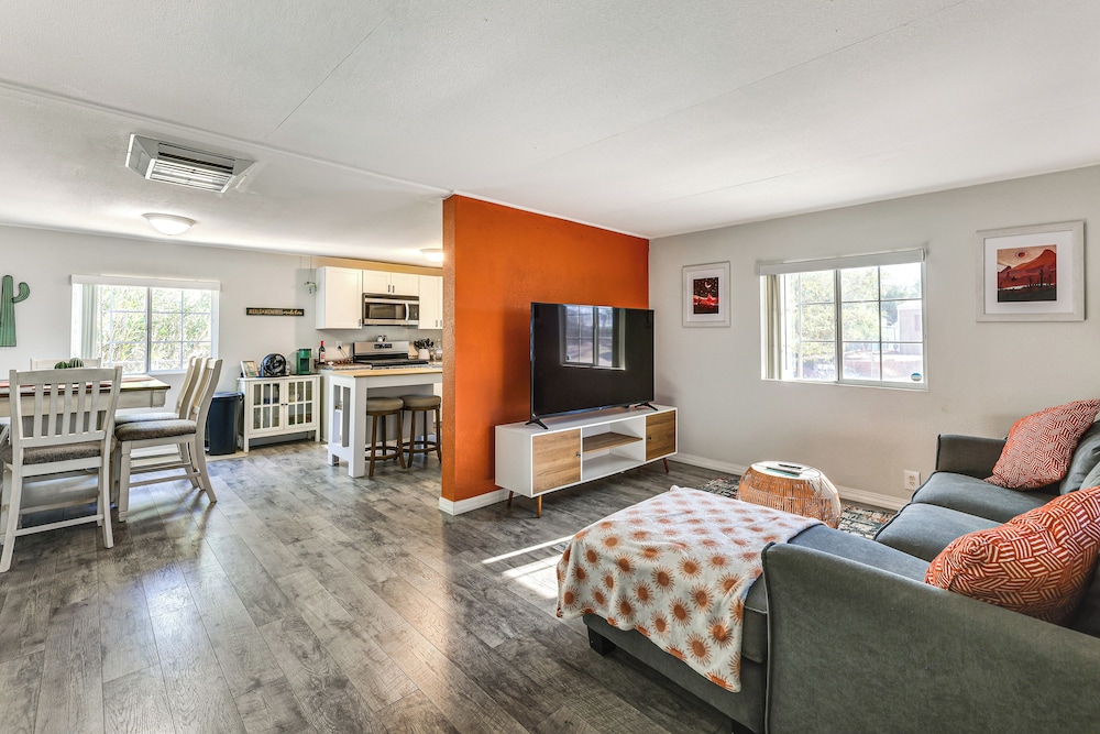 Updated Escape w Game Room 1 Block to River — hotel in Bridgehampton