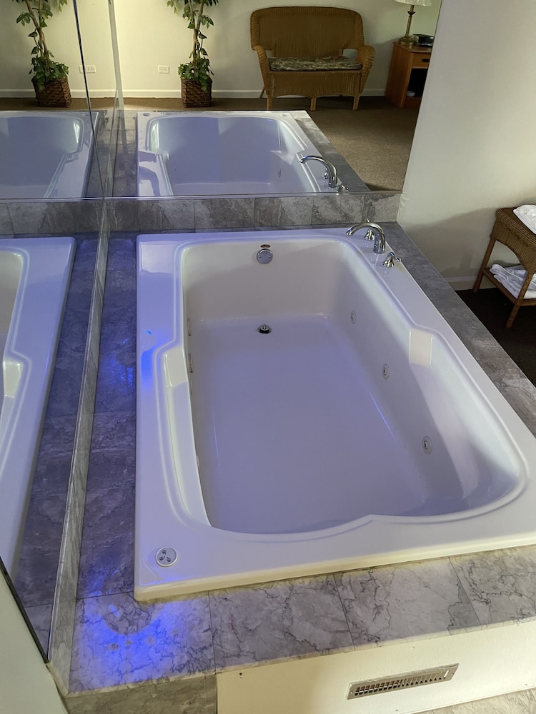 Vibe Inn Whirlpool Suites - photo 25