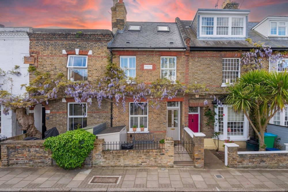 3 bedroom Home in Richmond Ideal Family Living — 4-Star Luxury Hotel in London, United Kingdom