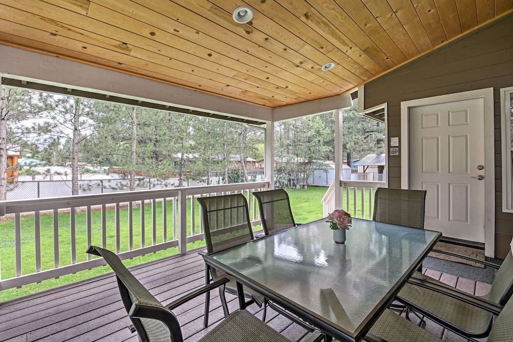 Game Room Yard Deck and Fireplace Lakeside Home — 4-Star Luxury Hotel in Pinetop-Lakeside, United States