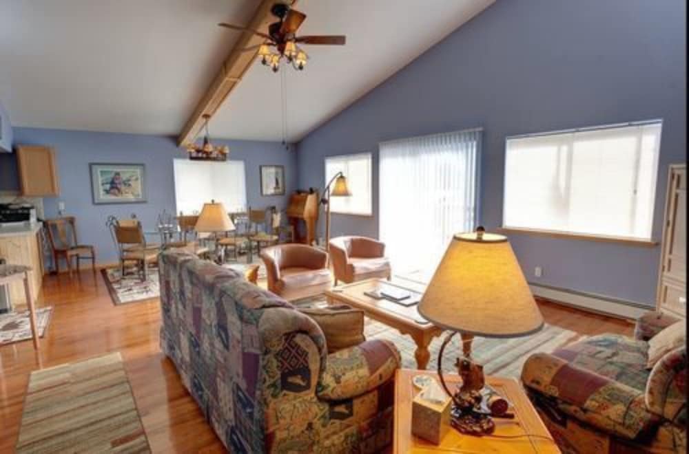 Sea Parrot Inn - photo 2