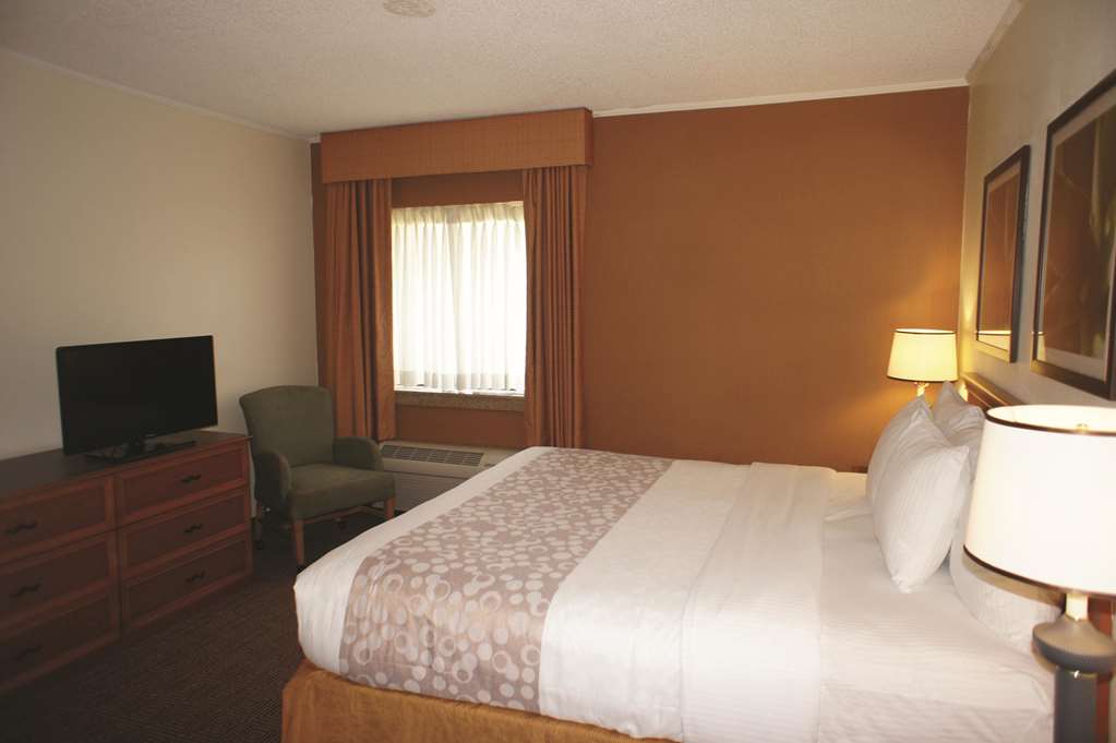 La Quinta Inn & Suites by Wyndham Tampa Brandon West - photo 43