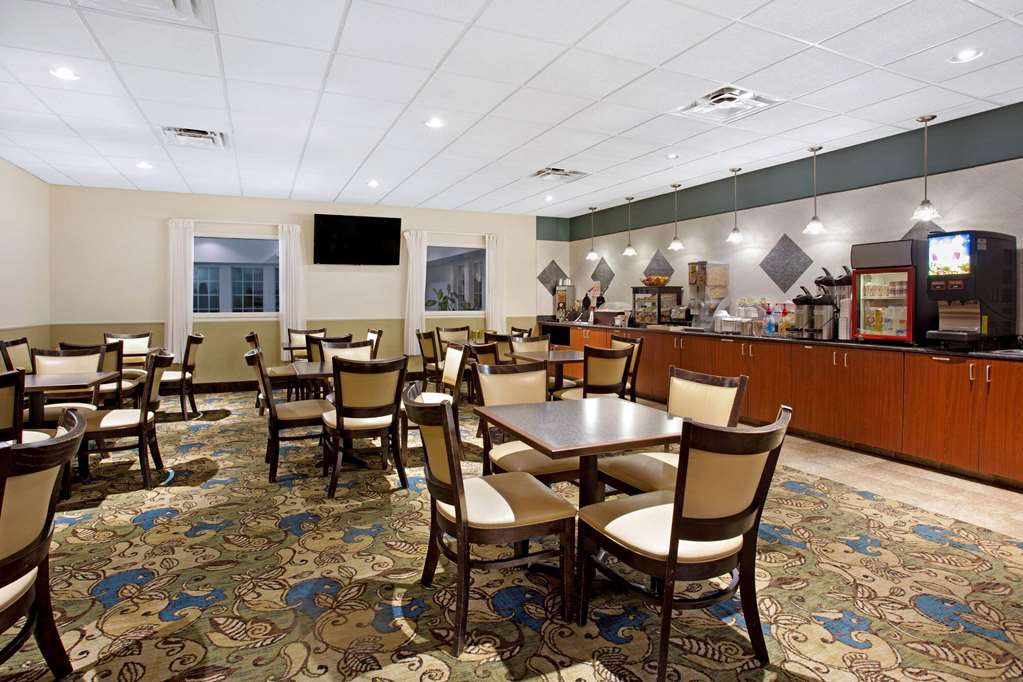 La Quinta Inn & Suites by Wyndham Stonington Mystic Area - photo 41