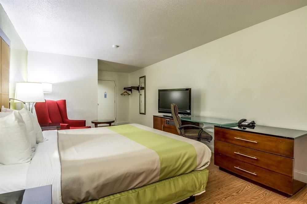 Econo Lodge Airport near Billy Graham Parkway - photo 15