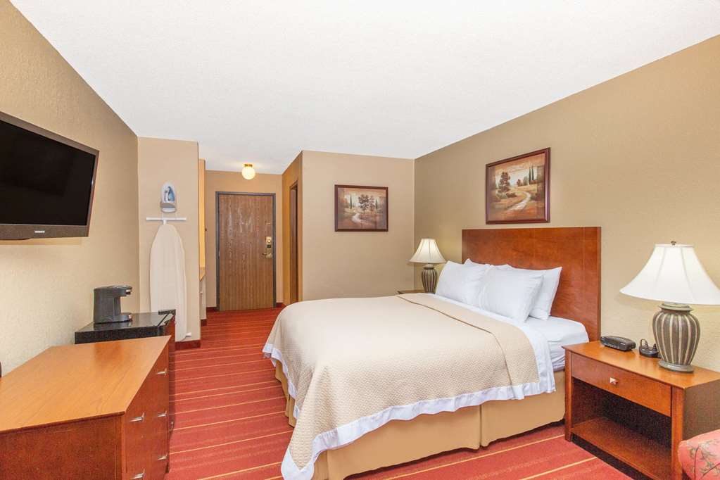 Days Inn by Wyndham Salina I 70 - photo 10